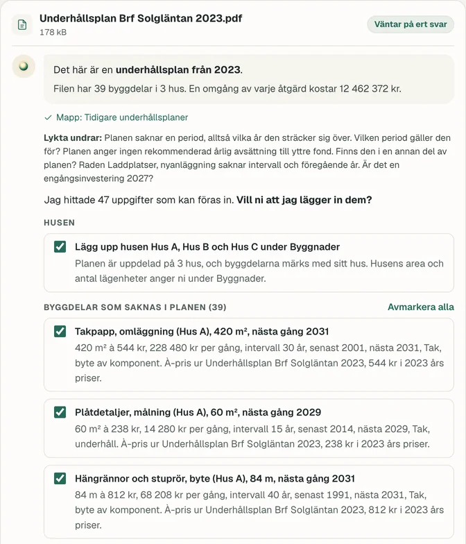 Lyktas kort i Planbo för en påhittad plan i PDF, Underhållsplan Brf Solgläntan 2023: det här är en underhållsplan från 2023, filen har 39 byggdelar i 3 hus och en omgång av varje åtgärd kostar 12 462 372 kr. Mappen Tidigare underhållsplaner, Lyktas frågor om planens period och en rad utan intervall, och förslagen att lägga upp husen Hus A, Hus B och Hus C och byggdelarna, till exempel takpapp på Hus A, 420 m², nästa gång 2031