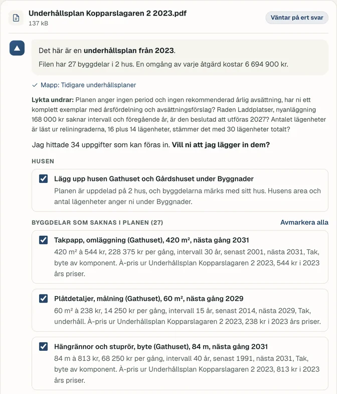 Lyktas kort i Planbo för en påhittad plan i PDF, Underhållsplan Kopparslagaren 2 2023: det här är en underhållsplan från 2023, filen har 27 byggdelar i 2 hus och en omgång av varje åtgärd kostar 6 694 900 kr. Mappen Tidigare underhållsplaner, Lyktas frågor om planens period och en rad utan intervall, och förslagen att lägga upp husen Gathuset och Gårdshuset och byggdelarna, till exempel takpapp på Gathuset, 420 m², nästa gång 2031