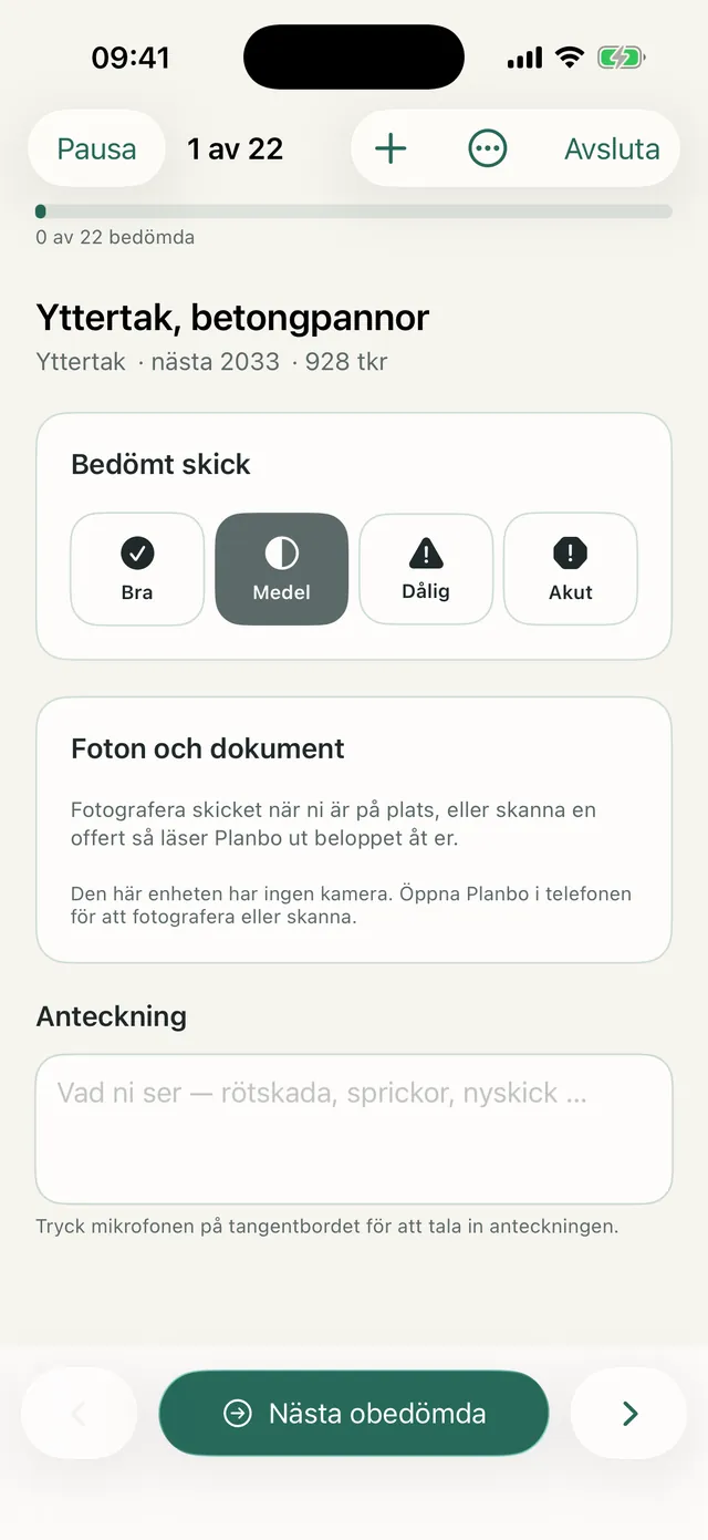 Besiktningsrundan i Planbos iOS-app: byggdel 1 av 22, Yttertak betongpannor, bedömt skick med knapparna Bra, Medel, Dålig och Akut, foton och anteckning